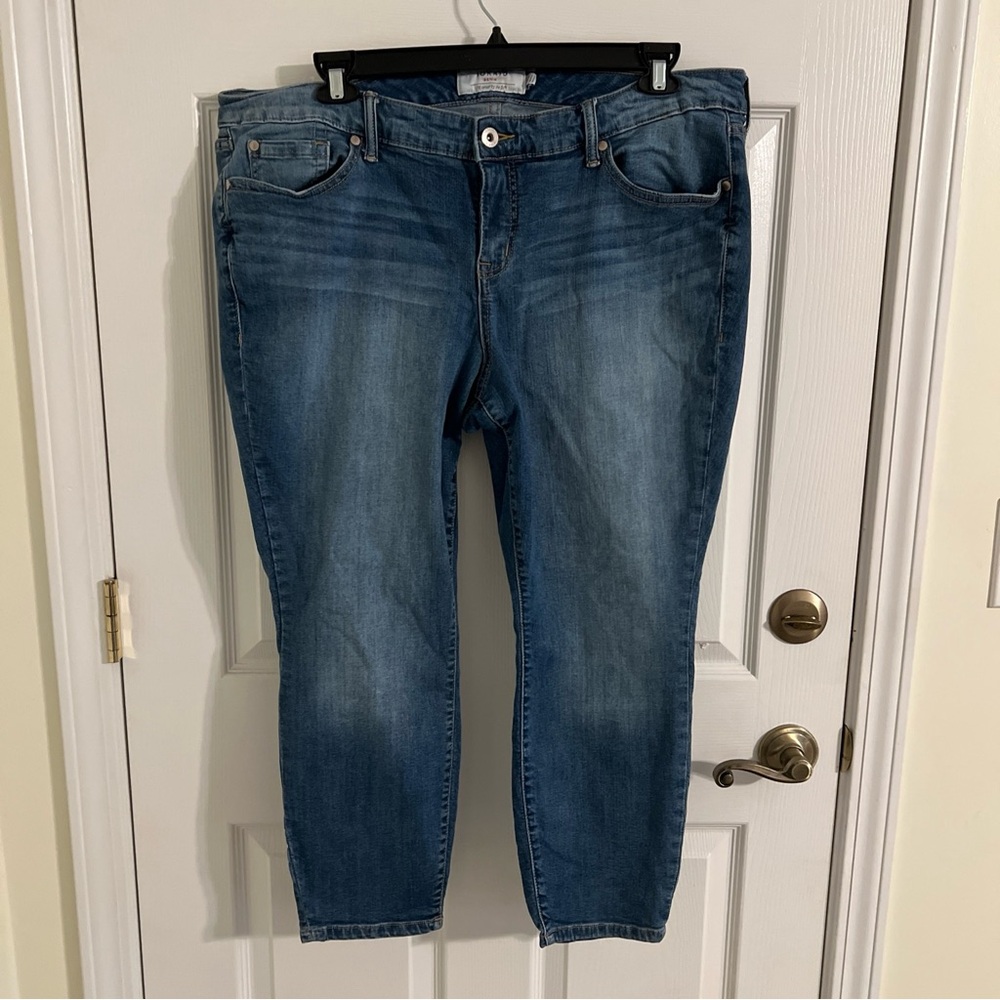 Torrid capri jeans plus size 20 mid rise stretch med wash skinny leg